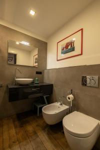 都灵Alloggio Fronte Egizio的浴室配有白色卫生间和盥洗盆。