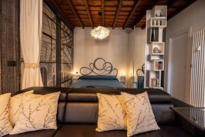 都灵Alloggio Fronte Egizio的客厅配有沙发和1张床