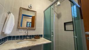 布希奥斯Pousada Peninsula de Buzios的一间带水槽和玻璃淋浴的浴室