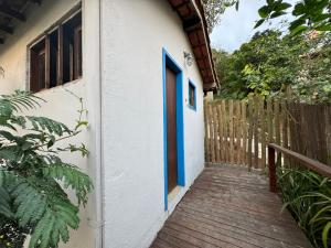 布希奥斯Pousada Peninsula de Buzios的一座带木人行道的建筑上的蓝色门