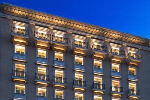 雅典King George, a Luxury Collection Hotel, Athens的一座高大的建筑,旁边设有阳台