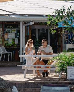 大克佩尔岛大克佩尔岛海德威度假酒店的坐在长凳上的男人和女人