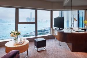 香港万怡酒店的酒店客房设有一张书桌和一个大窗户。