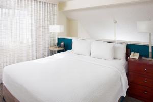 安大略安大略机场原住客栈 的卧室配有白色大床和白色枕头