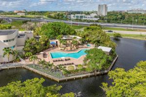 劳德代尔堡The Westin Fort Lauderdale的水上度假村的空中景观