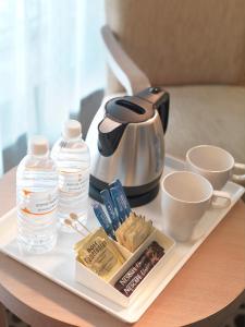 雪邦Sama-Sama Express KLIA Terminal 2 - Airside Transit Hotel的茶壶和茶杯托盘