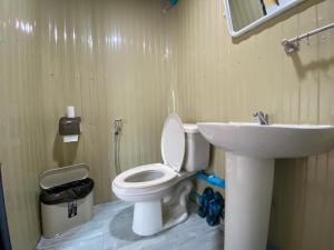 Ban Pha MiAhpo Kafei的浴室配有白色卫生间和盥洗盆。