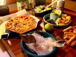 鹿儿岛ulala hometown - Vacation STAY 09297v的一张桌子,上面有比萨饼和其他食物