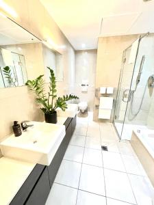吉斯伯恩Portside Hotel Gisborne的一间带两个盥洗盆和淋浴的浴室