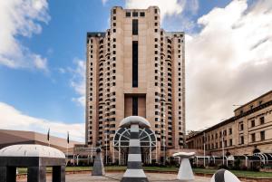 阿德莱德阿德莱德洲际酒店的一座高大的建筑,前面有雕像