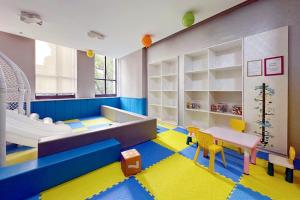 武汉武汉沌口辉盛名致服务公寓的儿童间 - 带台球游戏室