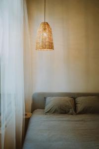 采西斯Garden House Apartments的一间卧室配有床和灯具