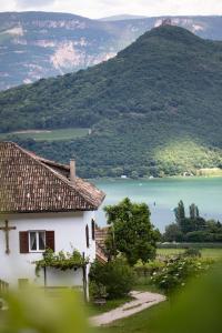 卡尔达罗Arzenhof, Baron Di Pauli的享有湖泊和山脉美景的度假屋