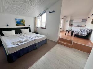 索佐波尔卡瓦勒尔酒店的一间带大床的卧室和一间客厅