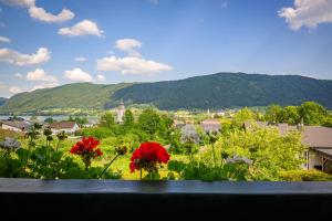 博登斯多夫Landhaus BERGSEE的从鲜花房子的阳台上欣赏美景