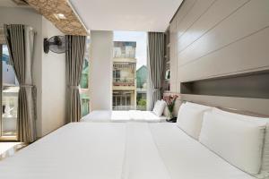 胡志明市Lucky Star Hotel Nguyen Trai Q5的一间卧室设有两张床和大窗户