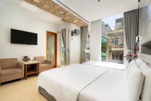 胡志明市Lucky Star Hotel Nguyen Trai Q5的卧室设有一张白色大床和一扇窗户。