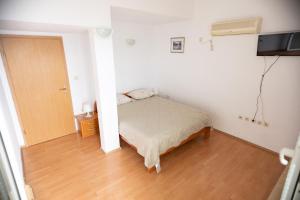 布雷拉Apartments Kricak的一间铺有木地板的小卧室,配有一张床