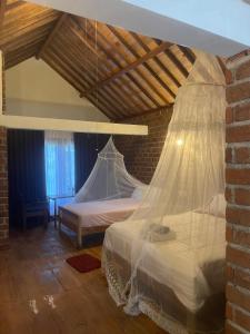 特特巴图Bunga Maliq Bungalow Lombok的一间卧室配有一张带蚊帐的床