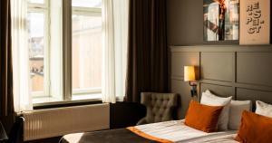 斯德哥尔摩Scandic Grand Central的酒店客房设有床和窗户。