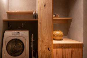大阪CONTEXTED-Sora SORA - Vacation STAY 78119v的洗衣房配有洗衣机和碗