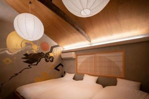 大阪CONTEXTED-Sora SORA - Vacation STAY 78119v的一间卧室配有两张床和两个吊灯