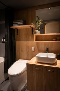 大阪CONTEXTED-Sora SORA - Vacation STAY 78119v的浴室配有白色卫生间和盥洗盆。