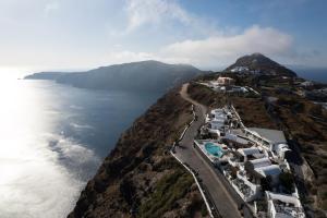 易莫洛林Santorini Princess Spa Hotel的享有高山和海洋的空中景致