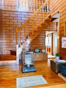富士吉田市T&T Fujiyama Guest House的楼梯,房子的楼梯,地板上有一个笼子