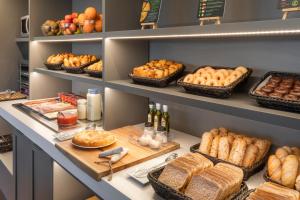 莱里达B&B HOTEL Lleida的面包店,在货架上提供面包和其他食物