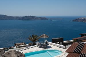 易莫洛林Santorini Princess Spa Hotel的别墅享有海景。