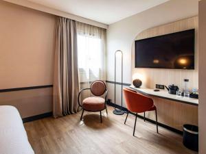 昂古莱姆法国昂古莱姆美居酒店的酒店客房配有书桌和2把椅子