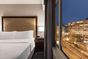 华盛顿华盛顿市中心希尔顿惠庭套房酒店的市景卧室 - 带1张床