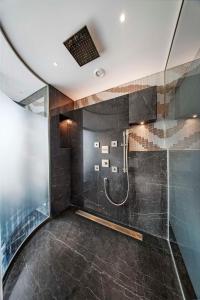 钦奈Radisson Blu Hotel GRT, Chennai International Airport的浴室设有黑色瓷砖淋浴。