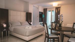 罗马Morin 10 Rome Exclusive Suites的一间卧室配有一张床铺和一张桌子,还有一间用餐室