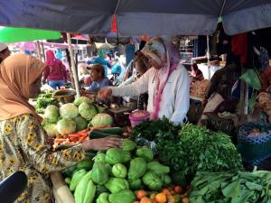 婆罗浮屠格利亚哈尔佳民宿的两个女人在蔬菜市场