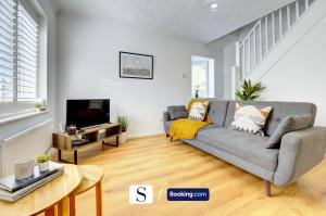 SimpsonLuxury 2 Bedroom Contractor House By Silva Short Lets & Serviced Accommodation 101 Studley Knapp Milton Keynes With Free WIFI的带沙发和电视的客厅