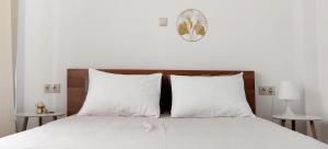 阿哈奈Lovely Place的一间卧室配有带白色床单和枕头的床。