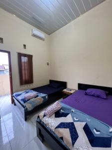 特尔纳特岛KBI Hostel的一间客房内配有两张床的房间
