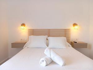 阿尔么丽亚HOSTAL CASA EMILIO的卧室配有一张带两个枕头的大白色床
