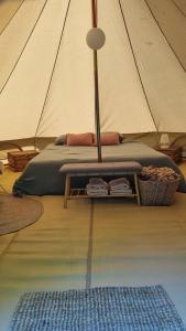 莫尔B&B Weselo的帐篷内一间卧室,配有一张床