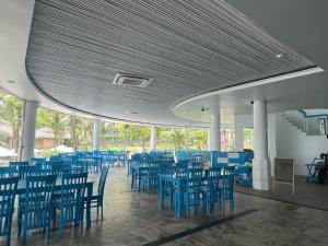 吉婆岛吉婆岛Spa度假酒店的大房间设有蓝色的桌椅