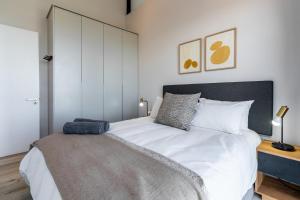 开普敦Top Floor 2 Bedroom Apartment Ocean Views, parking的一间卧室配有一张带白色床单的大床
