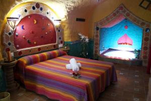 Hinojares卡萨斯克尔瓦卡索拉乡村民宿的一间卧室配有一张带岩石墙的床