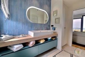 圣吕奈尔Les dunes的一间带水槽和镜子的浴室