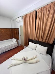 普卡尔帕埃尔啡旅馆的酒店客房,配有一张带弓的床铺