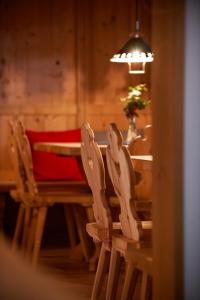 圣坎迪朵锡赛福特住宅酒店的餐桌,配有两把椅子和一盏灯