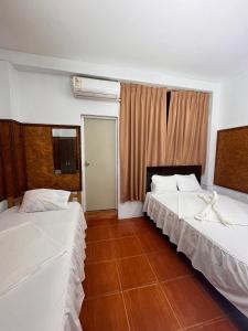 普卡尔帕埃尔啡旅馆的客房设有两张床和窗户。