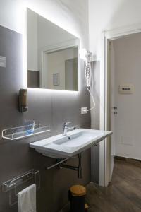 那不勒斯Hotel San Michele的浴室设有白色水槽和镜子