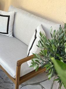戛纳Hôtel Gallia Cannes的配有枕头和植物的白色沙发